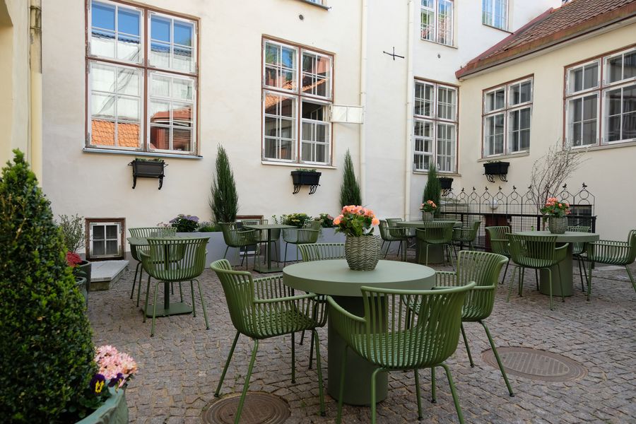 The courtyard between the houses
